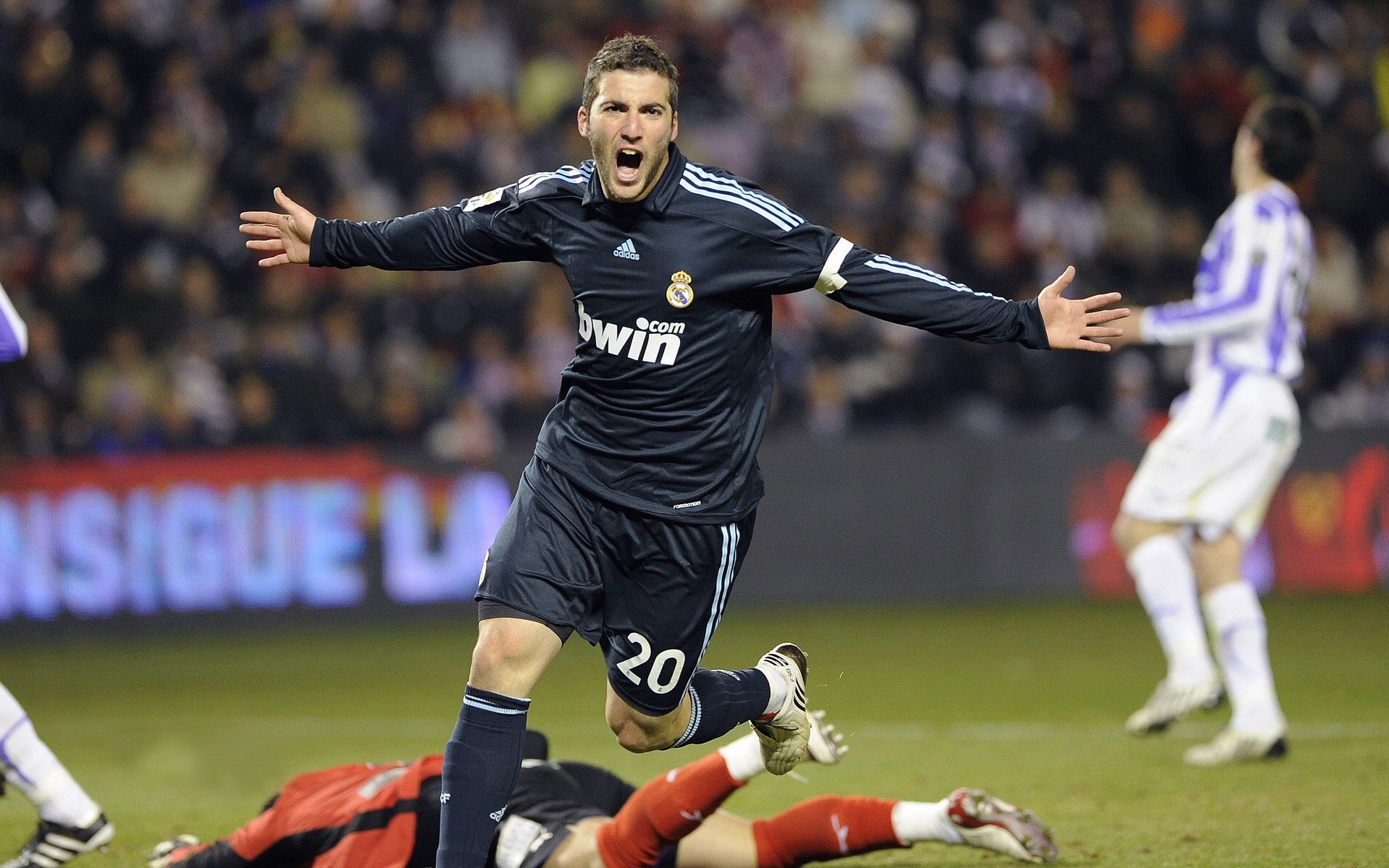 NBA季后赛最新形势：巴黎圣日耳曼高居榜首，广东男篮强势追赶，冠军归属成迷